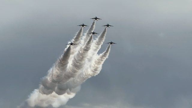 空を切り裂く6つの軌跡